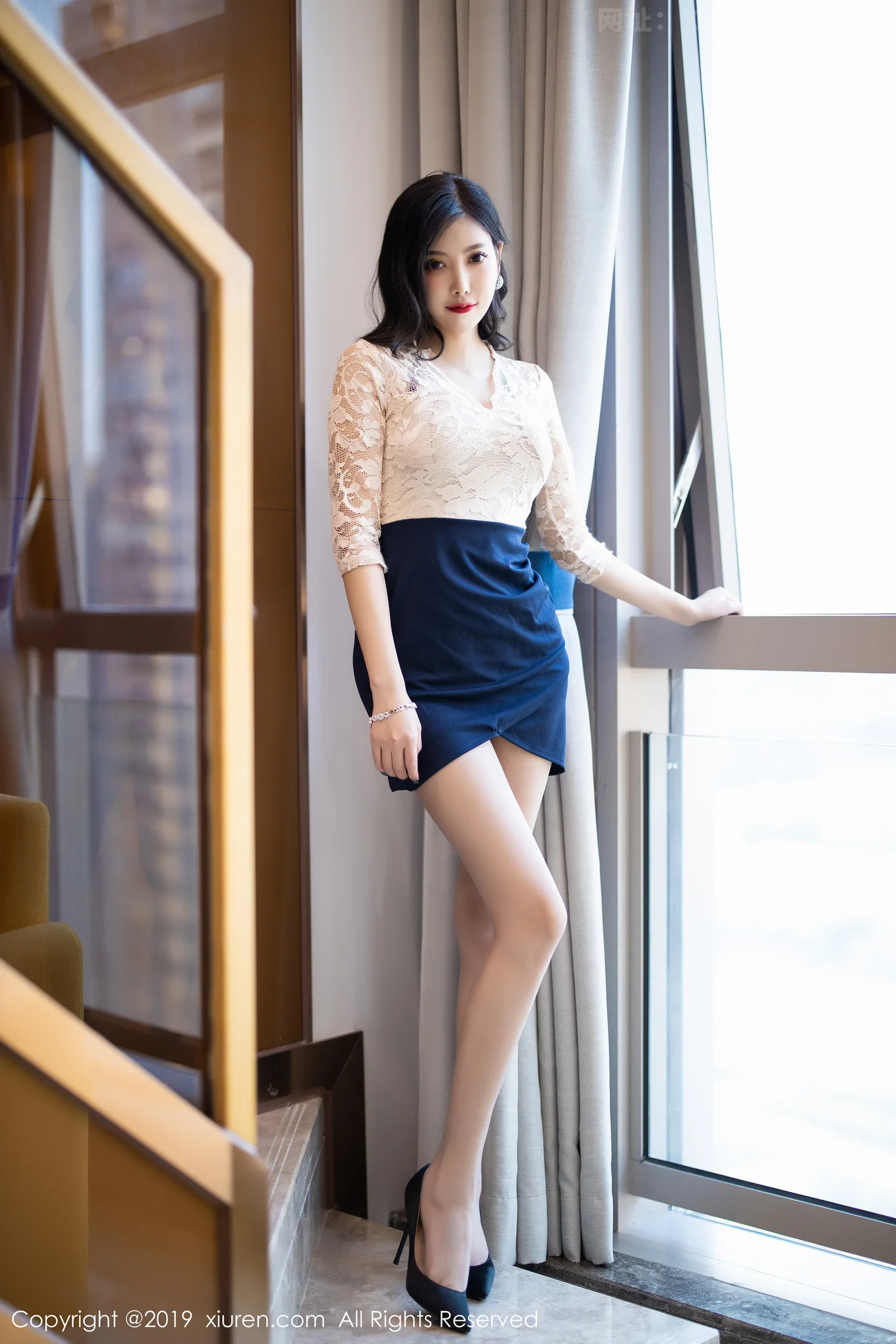 图片[2]-[XiuRen秀人网]VOL.1717 女神杨晨晨sugar优雅吊裙配肉丝裤袜秀完美身材销魂诱惑写真70P-秀人网官方网站